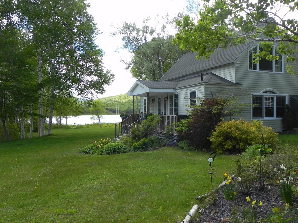 Rumi Guest House On The Cabot Trail Indian Brook Exterior photo